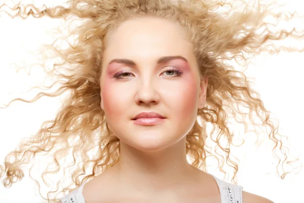 Blonde met krullend haar — Stockfoto