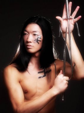 Asyalı çocuk siyah arka plan üzerinde