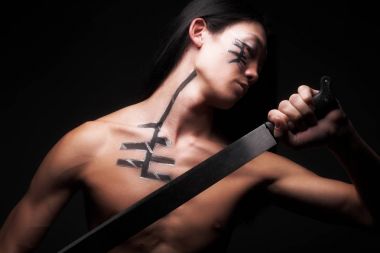 siyah arka plan üzerinde Asya adam