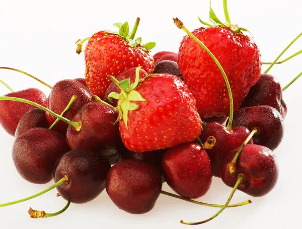 Beyaz arka plan üzerinde kiraz