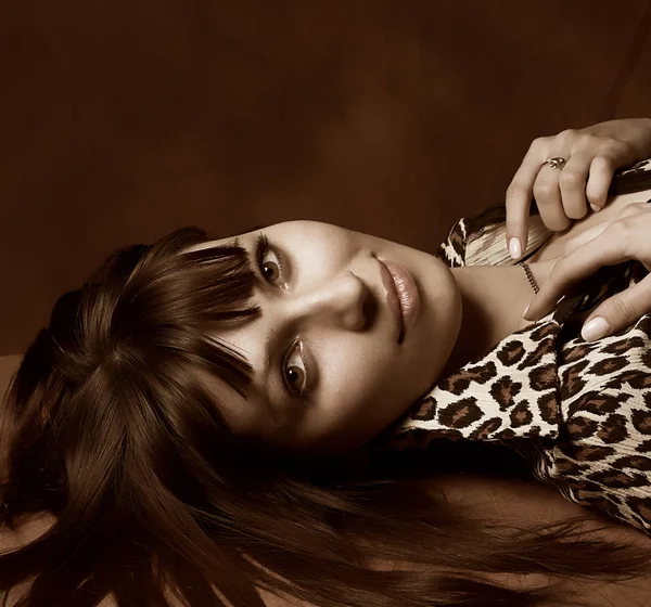 Uzun saçlı güzel bir kadın.