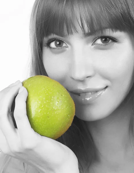 Mujer sosteniendo una manzana verde — Foto de Stock