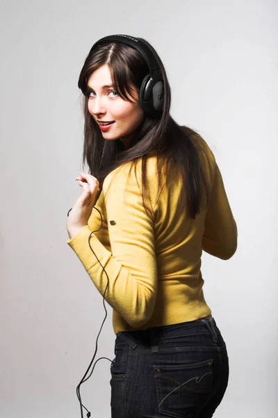 Müzik dinleyen kadın — Stok fotoğraf