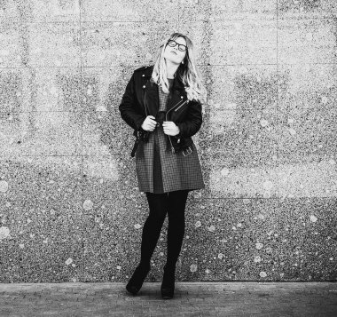 yaşam tarzı, moda ve insanlar kavramı: sarışın kız w üzerinde poz