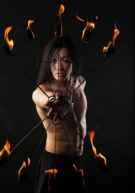 ateş gösterisi ile Asya adam