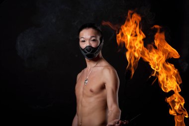 ateş gösterisi ile Asya adam