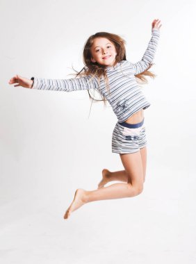 Beyaz arka plan üzerinde küçük kız