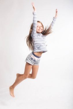 Beyaz arka plan üzerinde küçük kız