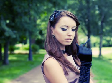 Güzel kadın Park'ta rahatlatıcı