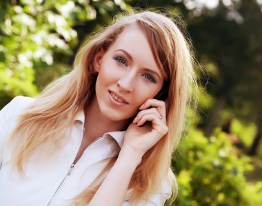 Cep telefonu kullanan kadın