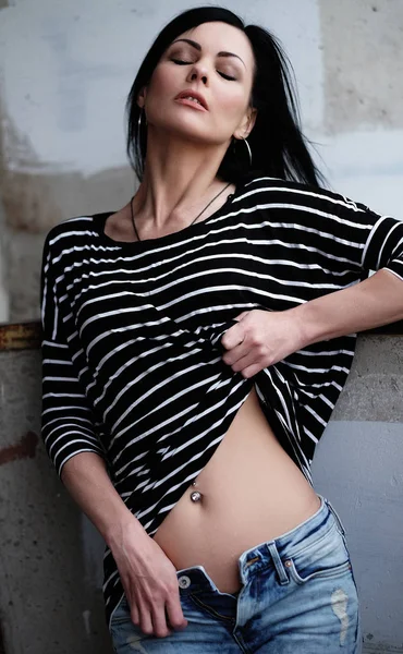Mooie jonge vrouw in een striped t-shirt — Stockfoto