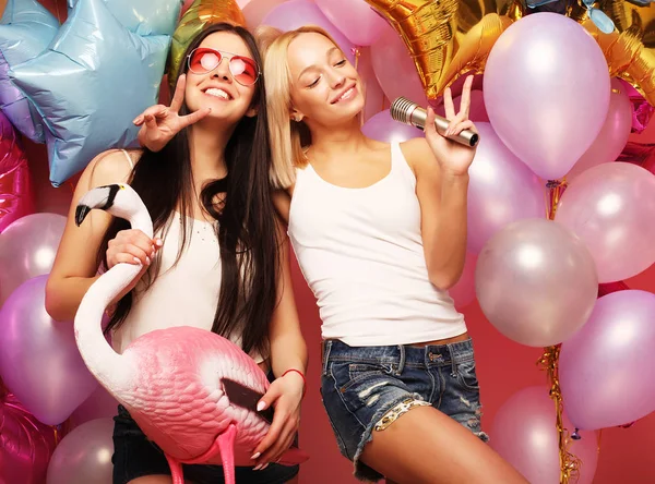 Lifestyle, party  and people concept: Happy girls with microphon — Stock Photo, Image