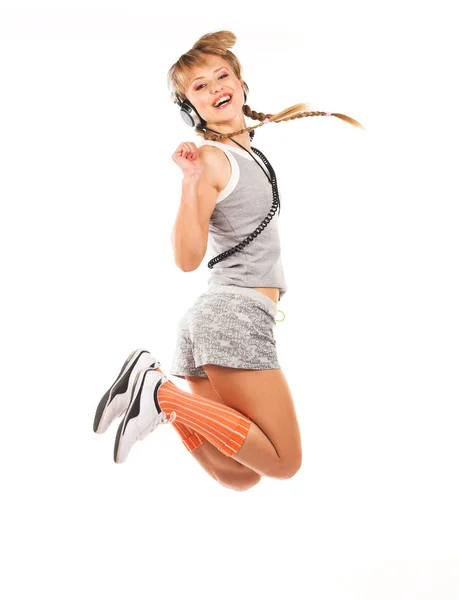 ヘッドフォンで女の子をジャンプ — ストック写真