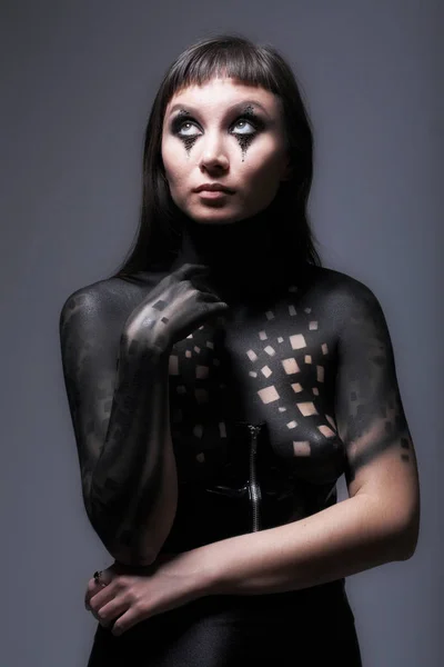 Боді-арт фарба жінка на чорному тлі — стокове фото