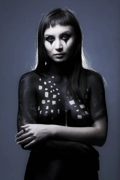 Tatuazy farba kobieta na czarnym tle — Zdjęcie stockowe