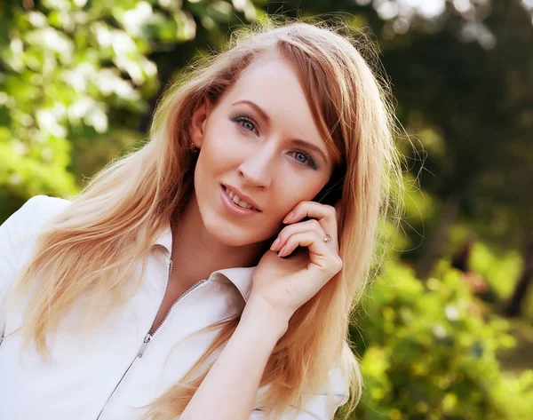 Cep telefonu kullanan kadın