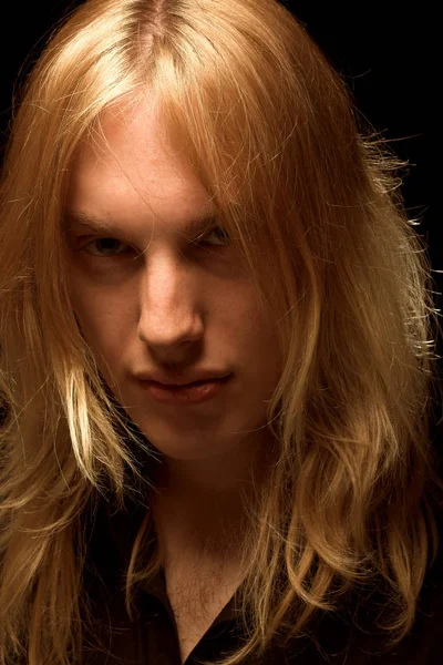 Mladý muž má dlouhé blond vlasy — Stock fotografie