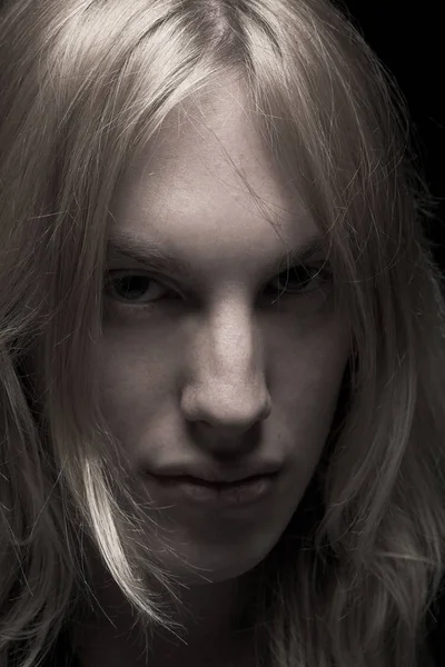 Uzun sarı saçlı genç adam — Stok fotoğraf