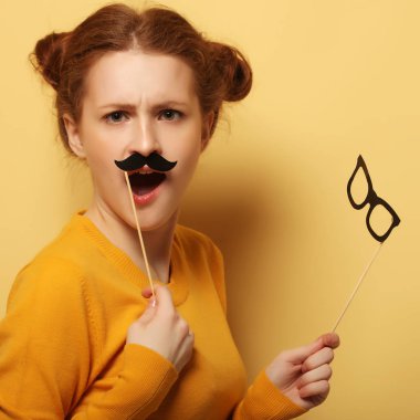 Yaşam tarzı ve insan konsepti: Sahte bıyık takan mutlu kız