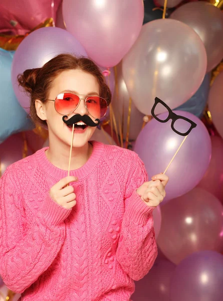 Концепция вечеринки: счастливая девушка с фальшивыми усами и очками . — стоковое фото
