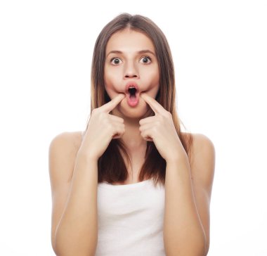 Yaşam tarzı ve insan konsepti: Güzel, genç, şaşırmış kadın