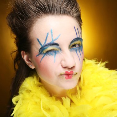 deli kız sarı arka plan üzerinde