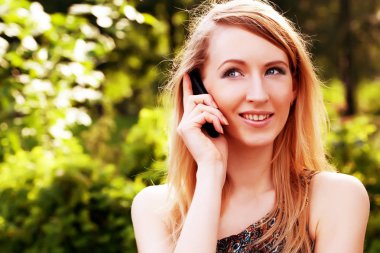 Cep telefonu kullanan kadın