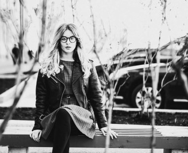 sarışın kız oturur bir tezgah, yaz şehir, siyah beyaz resim