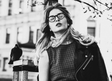 Yaz şehrinde sarışın bir kız, siyah beyaz bir resim.