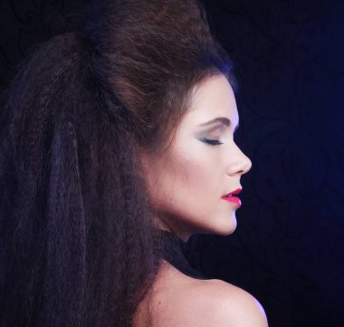 Muhteşem saçı olan güzel bir genç kadın.