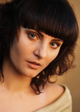 güzel genç esmer kadın yakın çekim portre