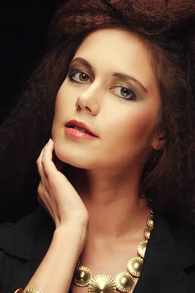 Schönheit Brünette Frau mit perfektem Make-up. Schöne Berufstätige — Stockfoto
