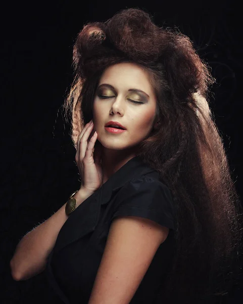 Mükemmel makyajlı güzel esmer kadın. Güzel Professiona