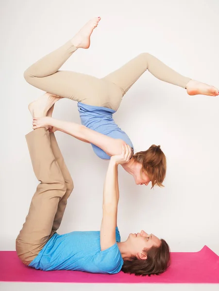 Lifestyle, sport  and people concept: Young couple in yoga pose — Stock Photo, Image