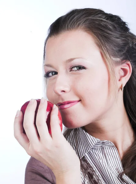 Mujer sonriente con manzana roja — Foto de Stock