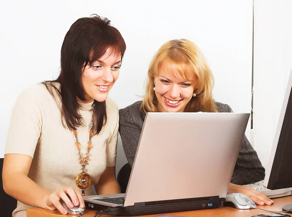 Femmes d'affaires travaillent dans le bureau — Photo