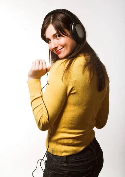 Γυναίκα ακούει μουσική — Φωτογραφία Αρχείου