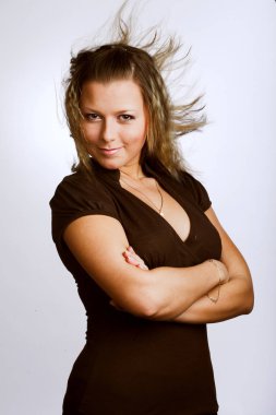 Beyaz arka planda güzel bir kadın