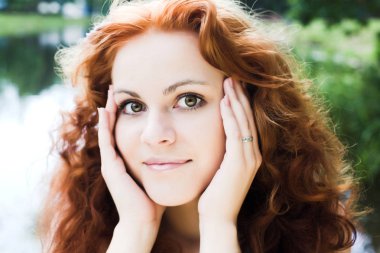 Kızıl saçlı kız yaz gün