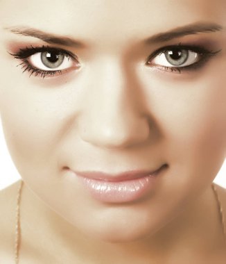 Güzel esmer kadın.