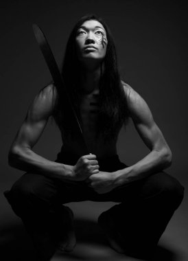 katana ile Asya adam