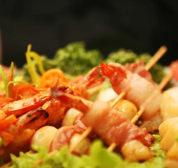 Barbequed prawn salad with shrimp lettuce and green lime — Stock Photo, Image