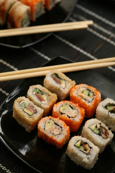 Japońskie sushi na czarnej płycie — Zdjęcie stockowe