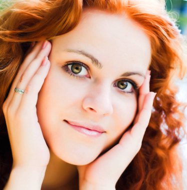 Kızıl saçlı perisi yakın çekim