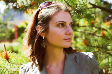 doğal bir ortamda genç iş kadını