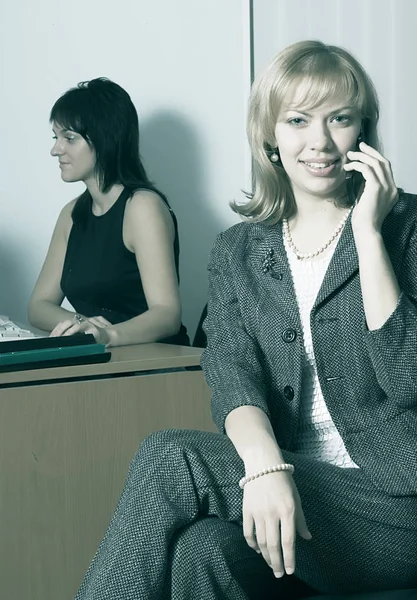 Femme d'affaires dans un environnement de bureau — Photo