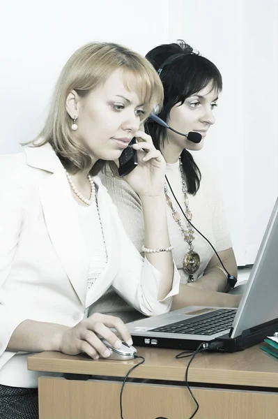 Deux femmes d'affaires travaillant sur ordinateur portable — Photo