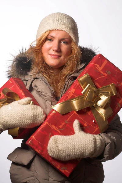 Mujer ofreciendo un regalo de Navidad — Foto de Stock