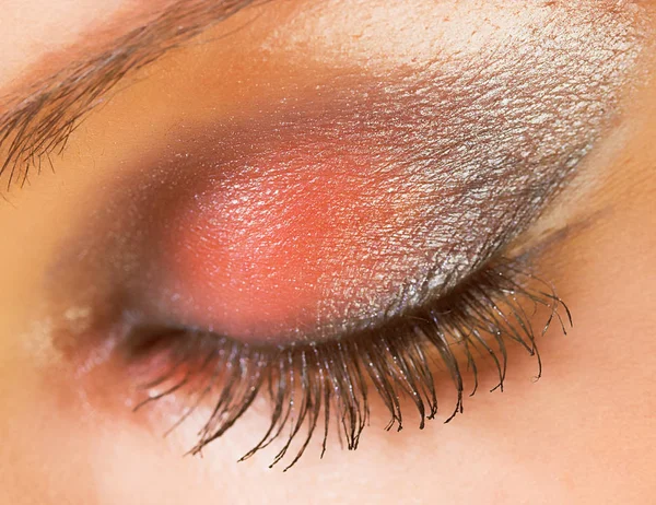 Ojos femeninos con maquillaje brillante — Foto de Stock