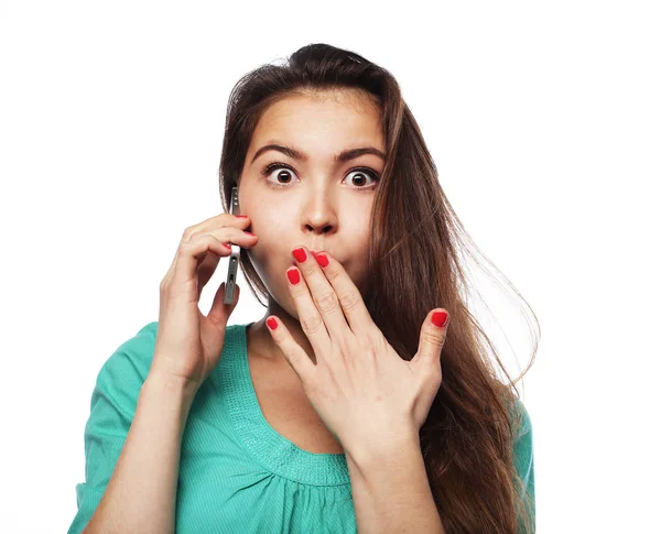 Telefonda konuşan neşeli bir kadın yalnız başına beyaz bir taşrada.